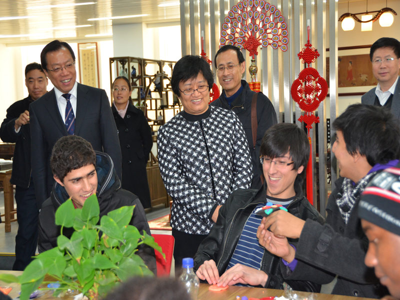 李卫红与国际学生交流